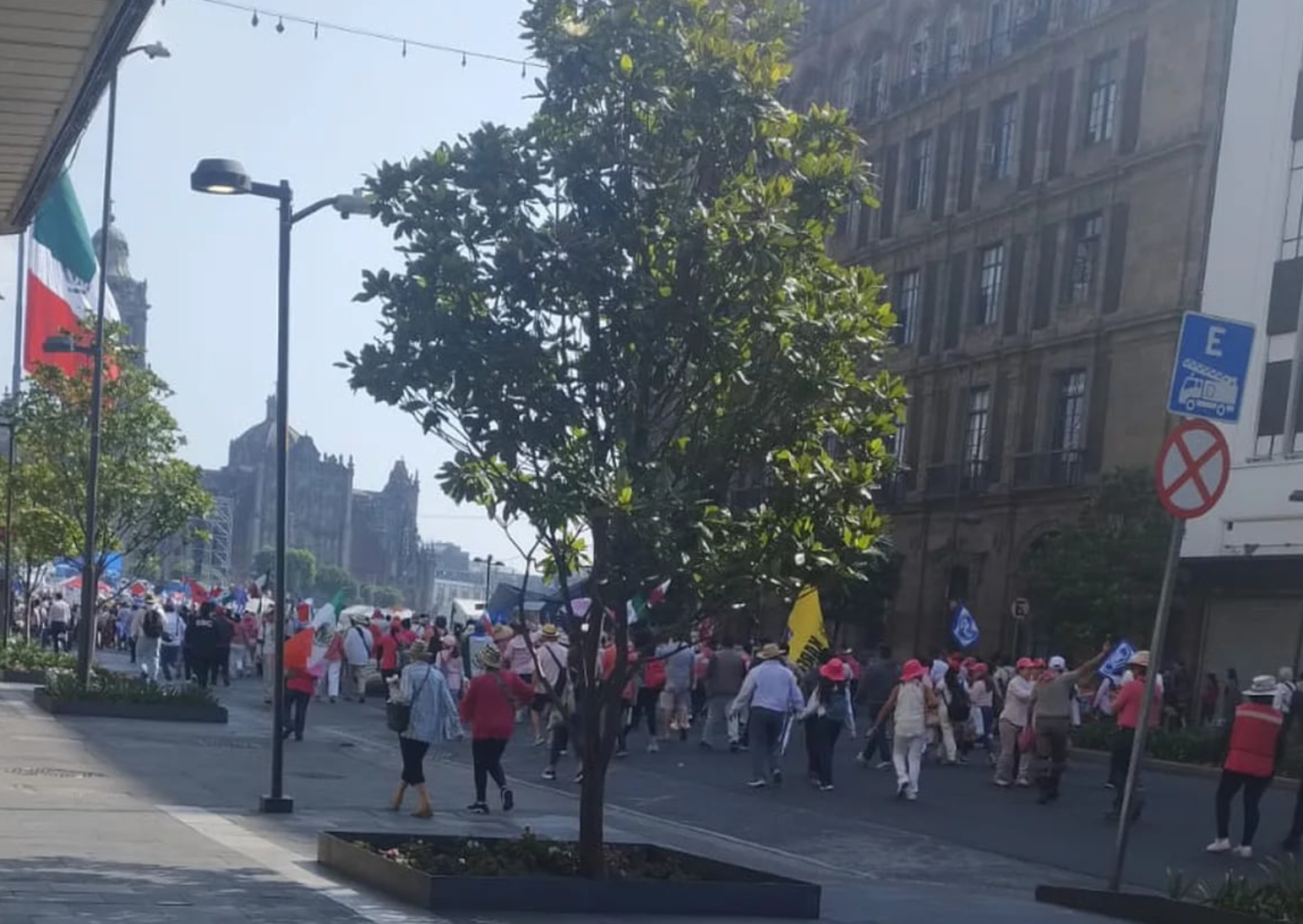 López Obrador niega haber pedido no izar la bandera en el Zócalo y sabotear la ‘Marea Rosa’